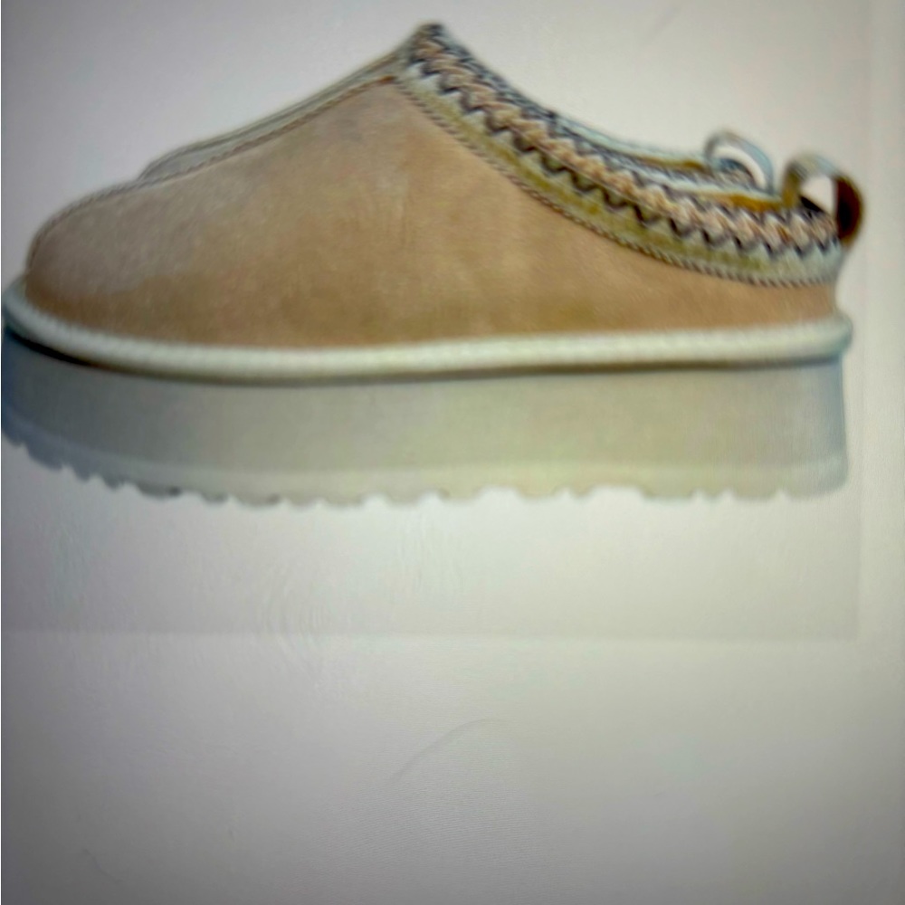 Women Faux Fur Platform mini slippers size 6 new(runs small)